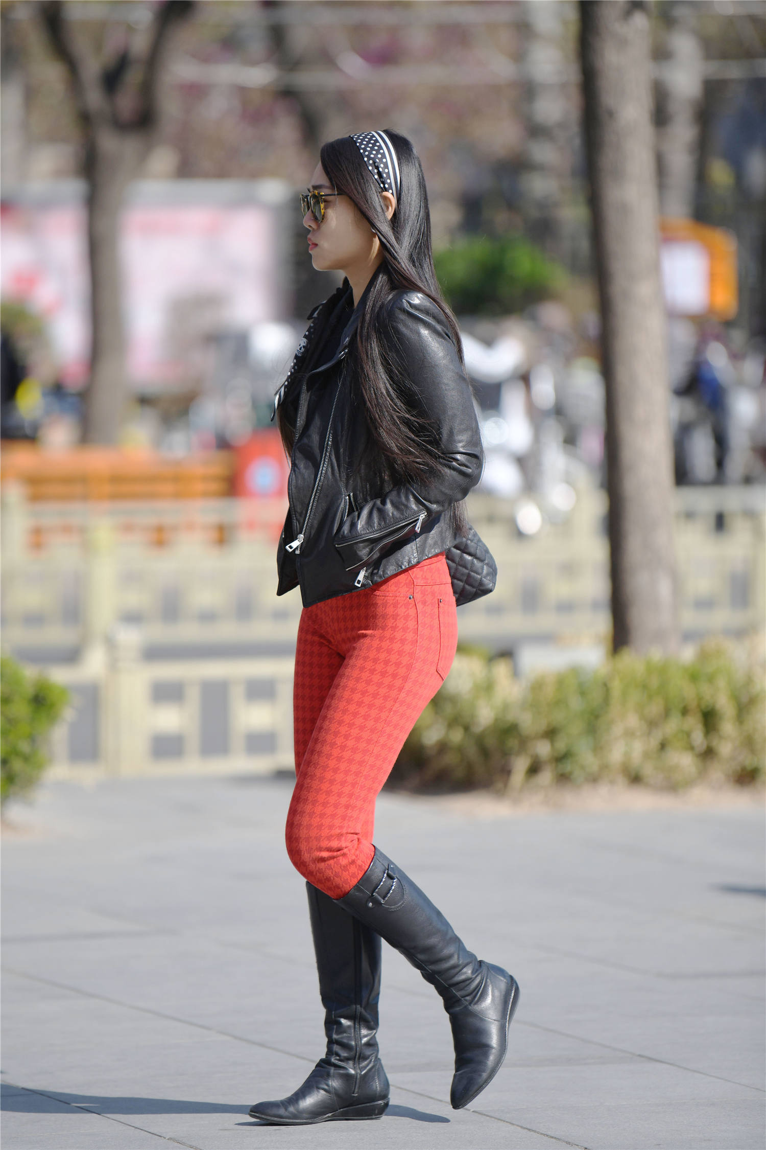 红色紧身裤搭配黑色长靴,穿出色彩,还衬托出精致