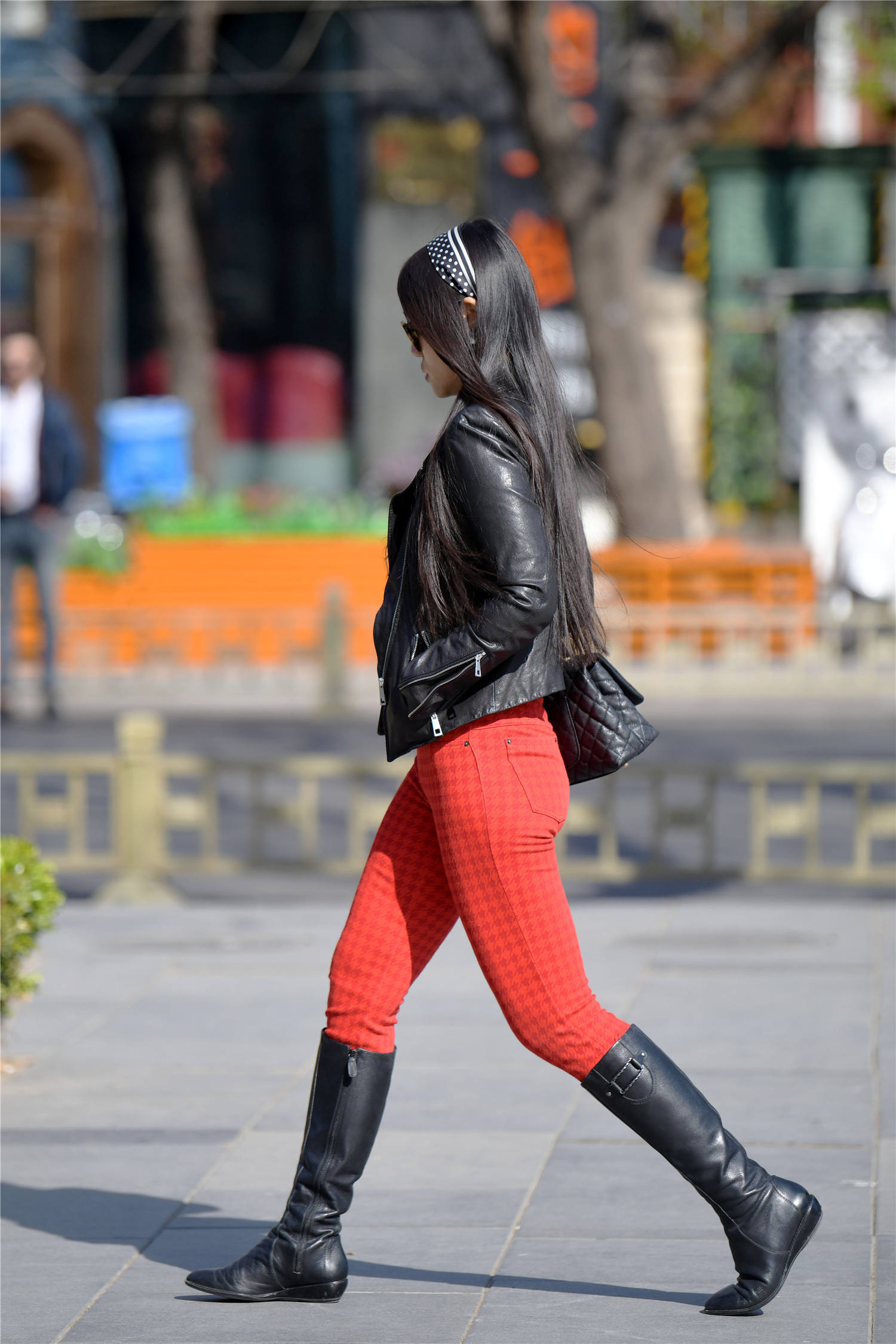 红色紧身裤搭配黑色长靴,穿出色彩,还衬托出精致