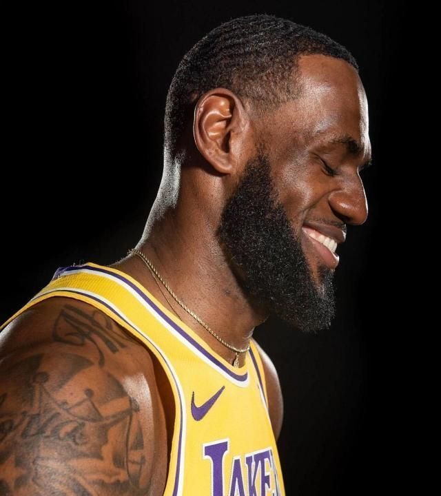 萨瓦娜动手为詹皇修边幅|疫情|萨瓦娜|詹姆斯_新浪新闻