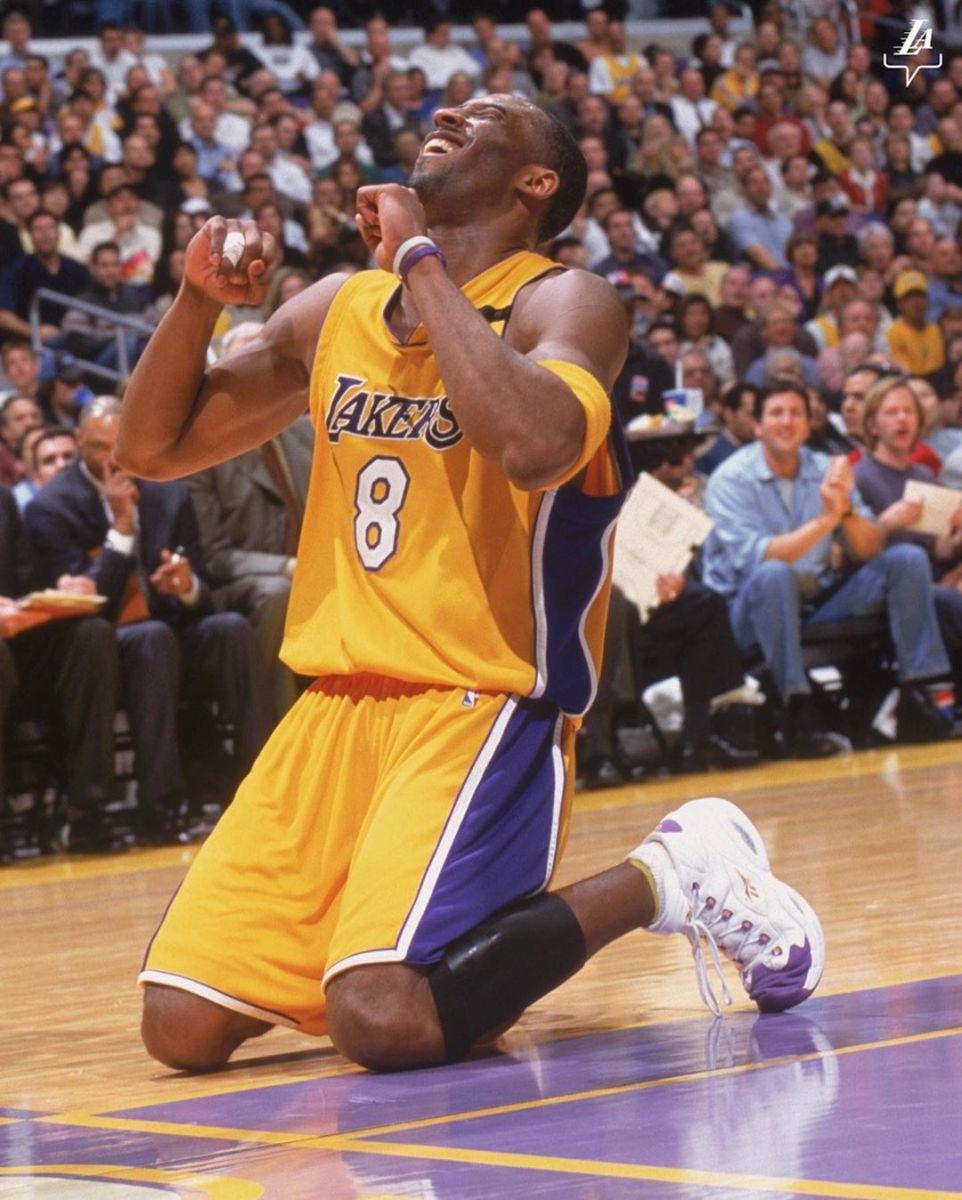 湖人官推晒科比02-03赛季旧照:科比那年可以穿任何球鞋