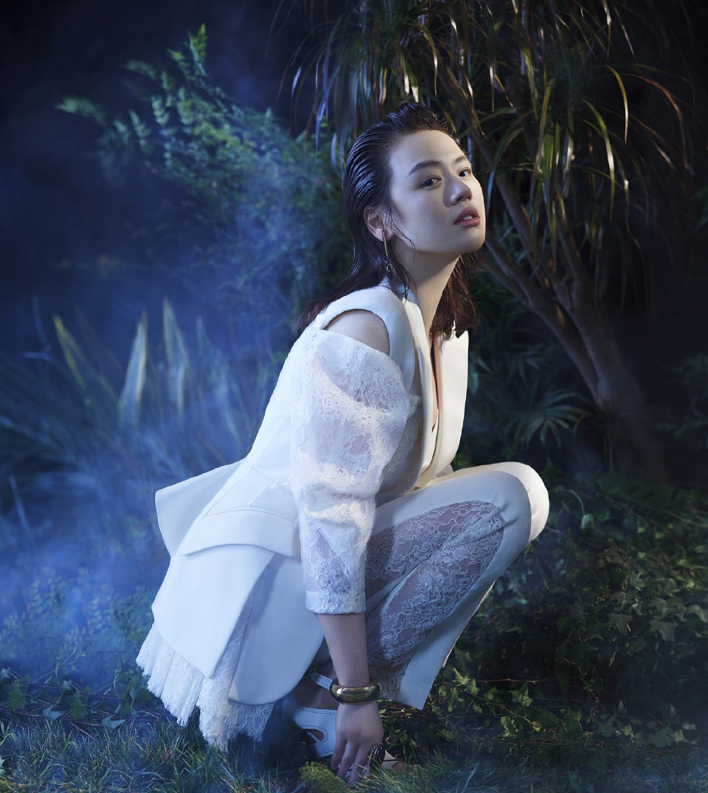 马思纯"放飞自我"了?白色西装拼接透视蕾丝,性感大气让人惊艳