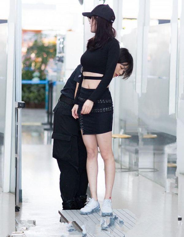 杨幂过安检却意外露出脚踝纹身看清图案我没看错吧