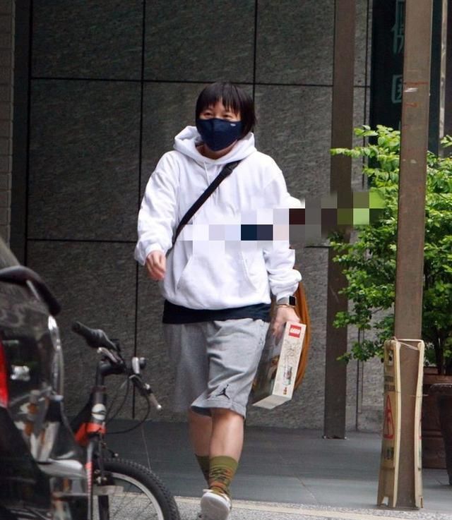 阿信与女助理再次被疑同居?甜蜜出行采购物资