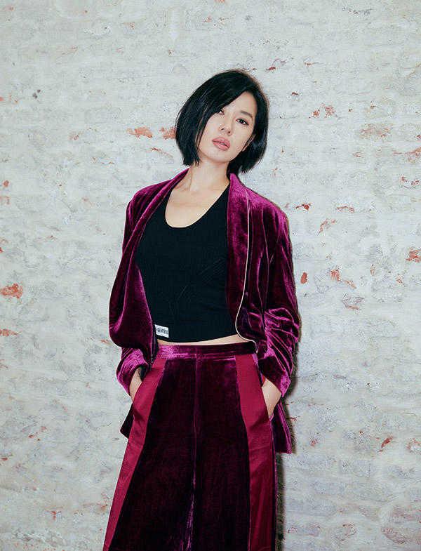 余男骨子里透着大女人气质,穿丝绒西装配阔腿裤去看秀,美得高调