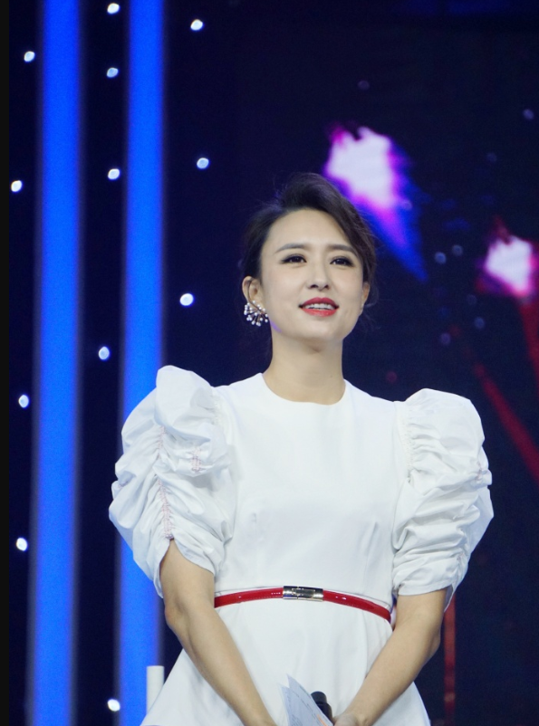 主持人张蕾气质真端庄,泡泡袖上衣配红色长裤精致迷人,成熟稳重