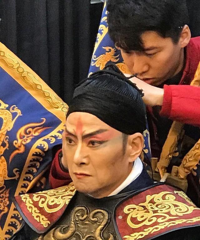 67岁"仇笑痴"近照,戴老花镜难掩老态