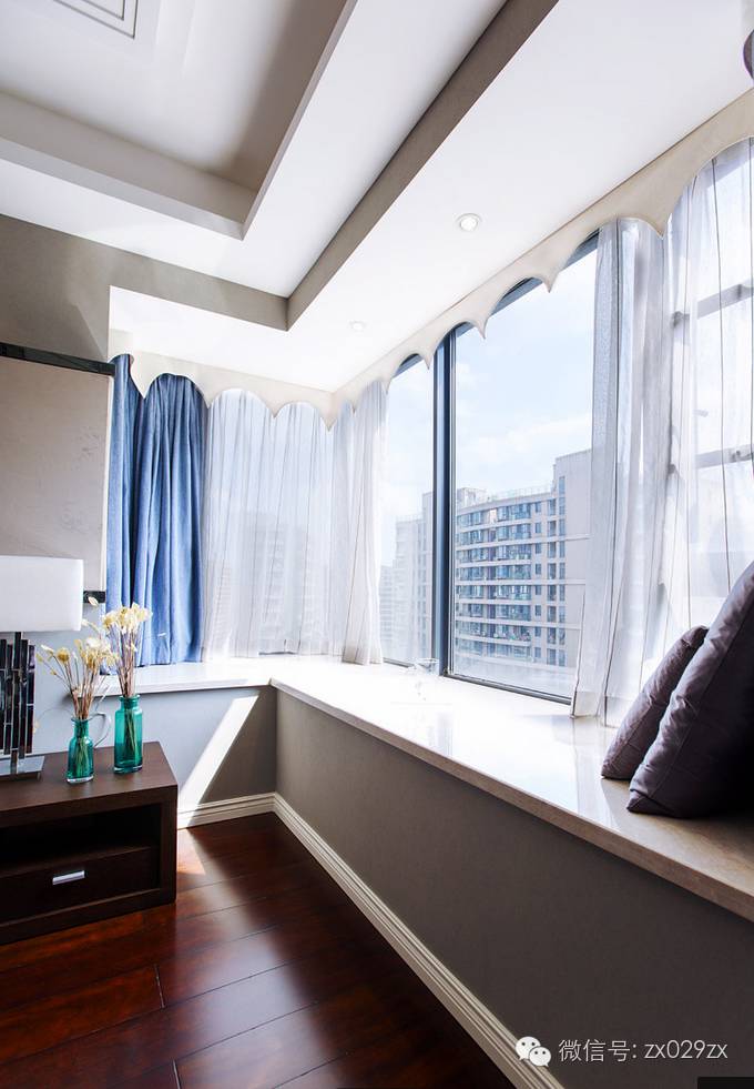 拐角飘窗视线开阔,窗帘只在飘窗上设置《飘窗窗帘要会搭配,不要然一