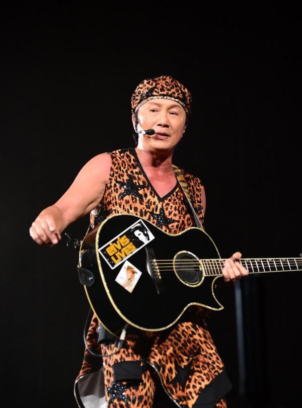 71岁歌神许冠杰对豹纹有多爱?豪宅内全是豹纹图案