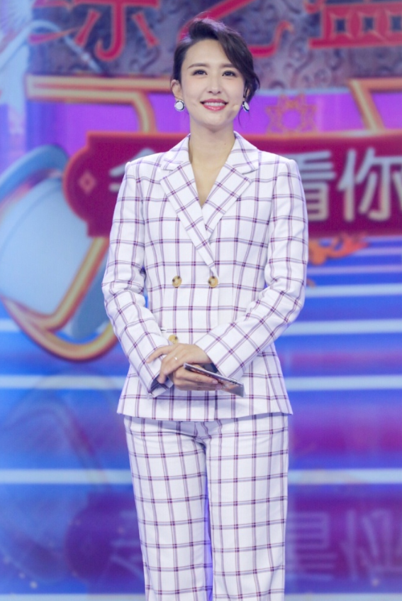 主持人张蕾气质真端庄,泡泡袖上衣配红色长裤精致迷人,成熟稳重