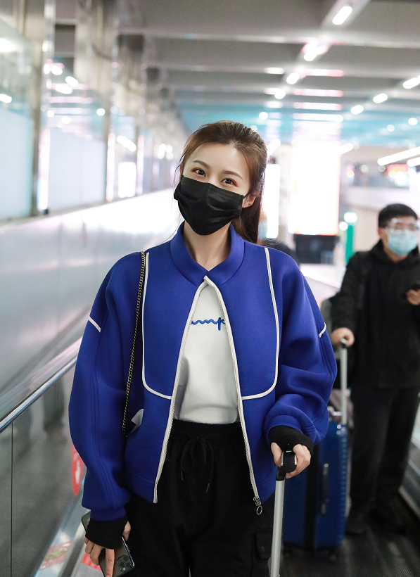 姜星呈身穿宝蓝色外套现身机场,扎高马尾利落清新,元气满满!