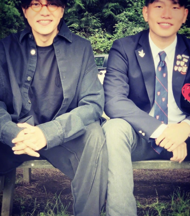 陈坤在晒与儿子合照，父子同框颜值比儿子还高，网友直呼长相随妈