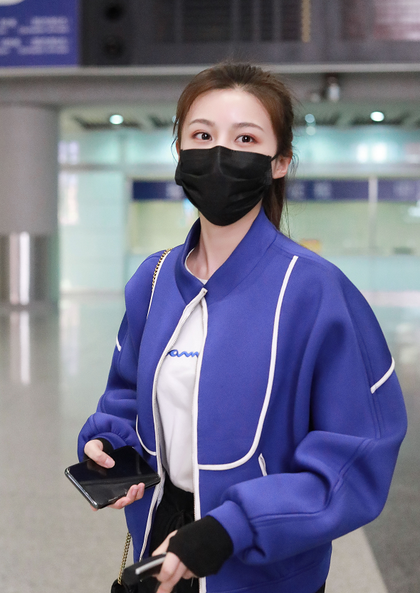 姜星呈身穿宝蓝色外套现身机场,扎高马尾利落清新,元气满满!