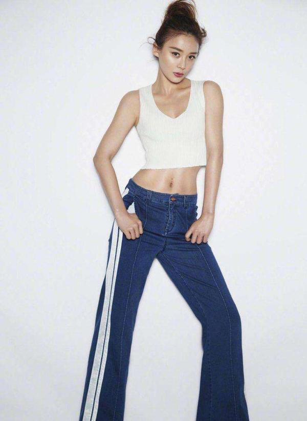 33岁袁姗姗晒复工美照,穿短上衣大秀马甲线,颜值也越来越高了