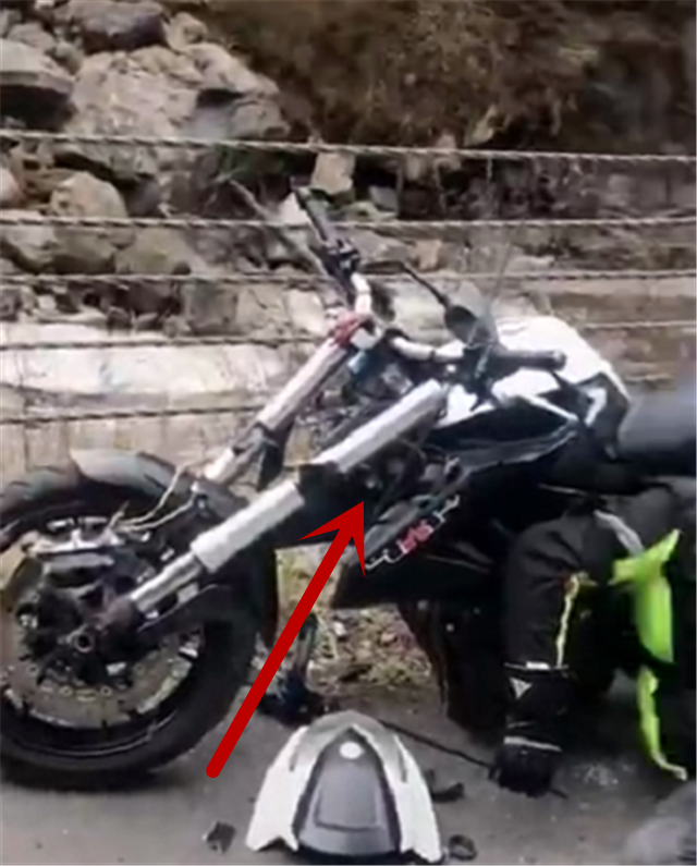 黄龙600再次出现"断头",这次是高速过弯出事故,车损上万