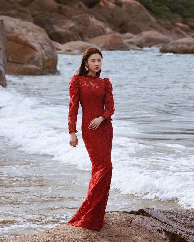 她主演《归来》中的丹丹走红,今穿黑外套戴丝绒蝴蝶结,复古娇嫩