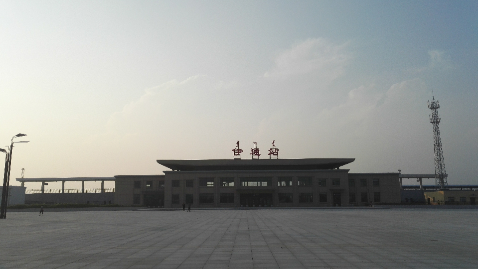 伊通站坐落于吉林省伊通满族自治县管家屯村,隶属中国铁路沈阳局集团