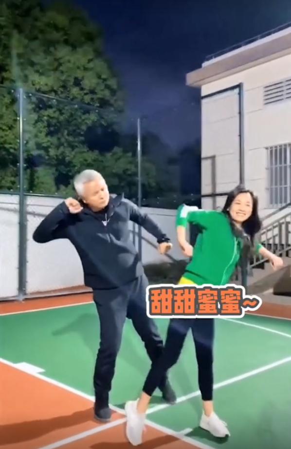 林瑞阳和妻子跳舞卖萌,49岁张庭年轻貌美似少女,丈夫看着像爷爷