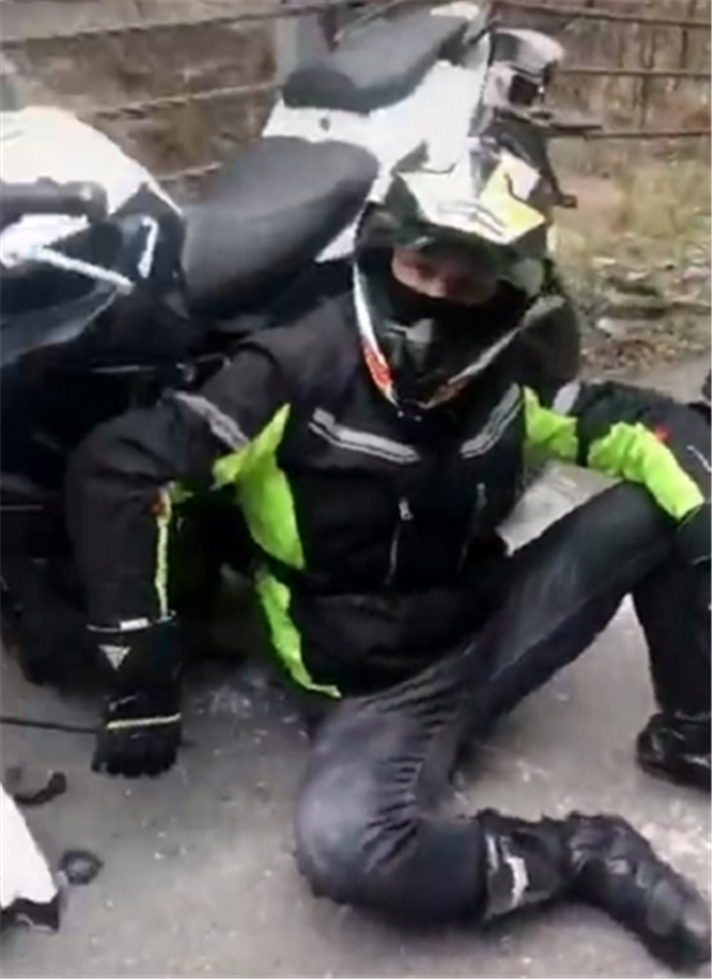 黄龙600再次出现"断头",这次是高速过弯出事故,车损上万