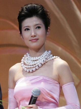 主持人春妮23岁嫁大八岁师兄丁克17年二婚41岁高龄生子
