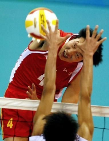 曾誓言要死在排球场,却在女儿满月时离世|陆飞|排球场|男排_新浪新闻