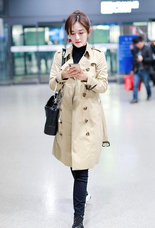 谢娜又素颜走机场,穿黑色t恤配半身裙超减龄,皮肤身材都像少女