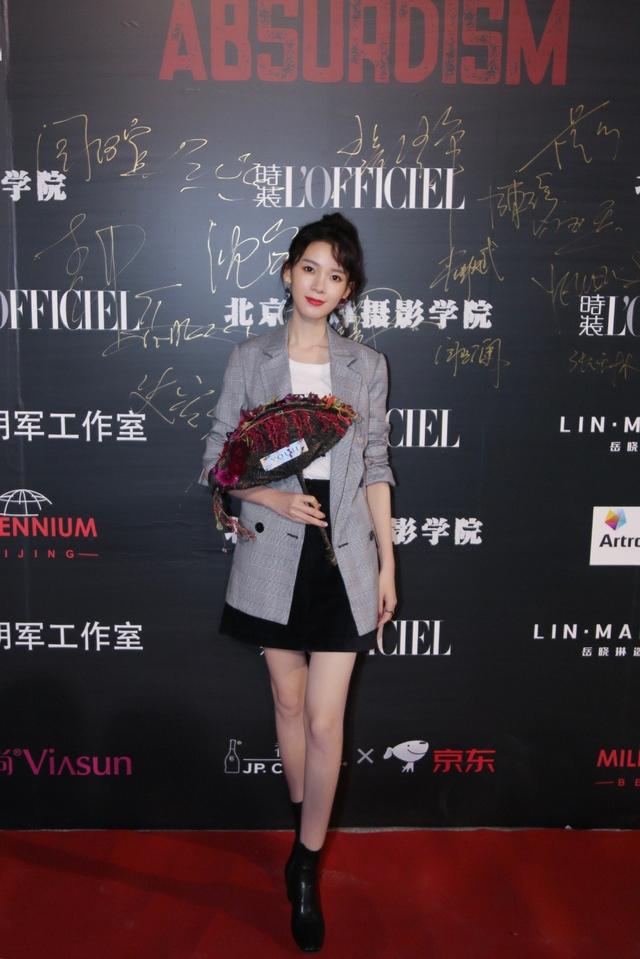 陈瑶背3千6的藤编包出镜,穿碎花裙配针织开衫,26岁文艺甜美