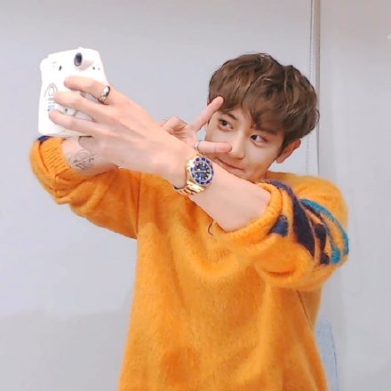 朴灿烈穿橘色毛线衫搭黑色牛仔,清新阳光,小卷毛好可爱