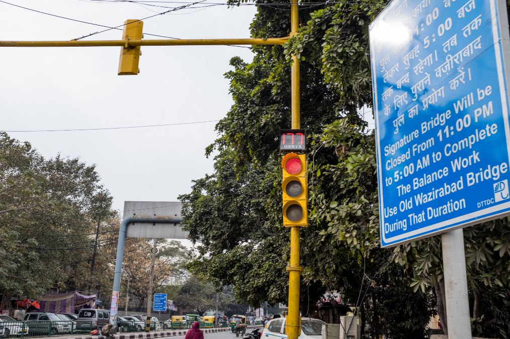 行人过马路充满危险,绿灯只有6秒只能跑着人行道|印度|行人|红绿灯