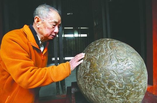 中国居民发现一块非比寻常的陨石,卖给美国后,美国竟卖出天价!