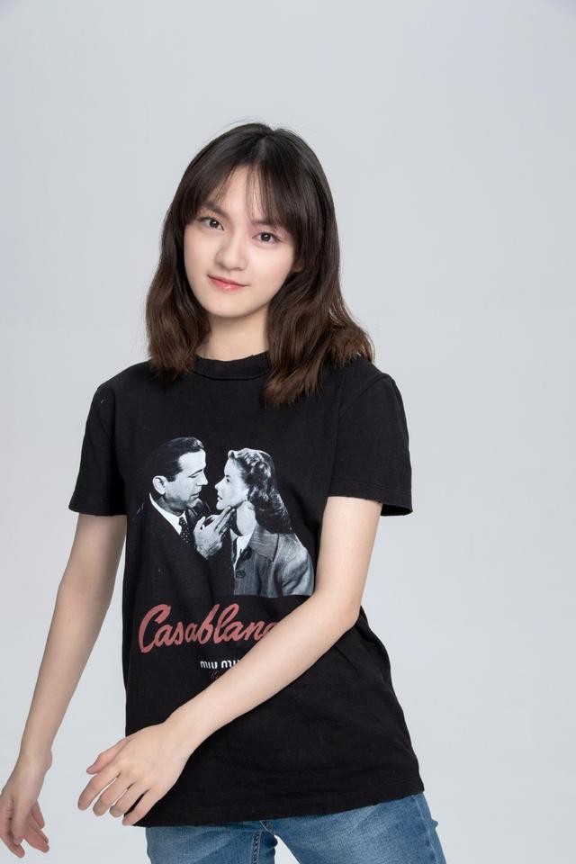 她12岁获金马奖最佳女配,今白t阔腿裤加撞色西装,表现力满分