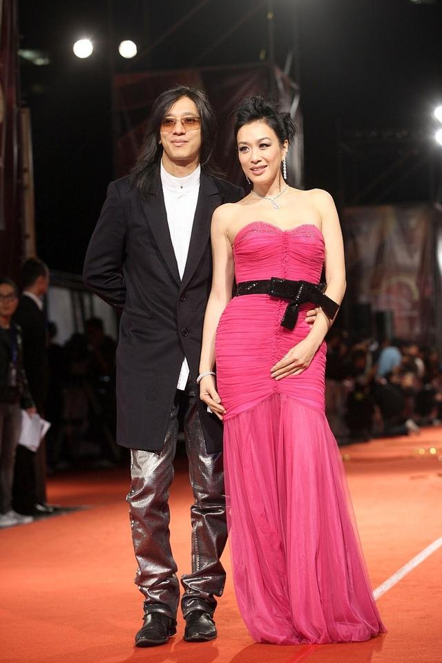 钟丽缇和第二任老公走红毯老公留艺术家披肩长发造型太摇滚范