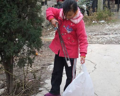 捡破烂的小女孩帮父母捡瓶子但她用一个创意赚了一大把钱