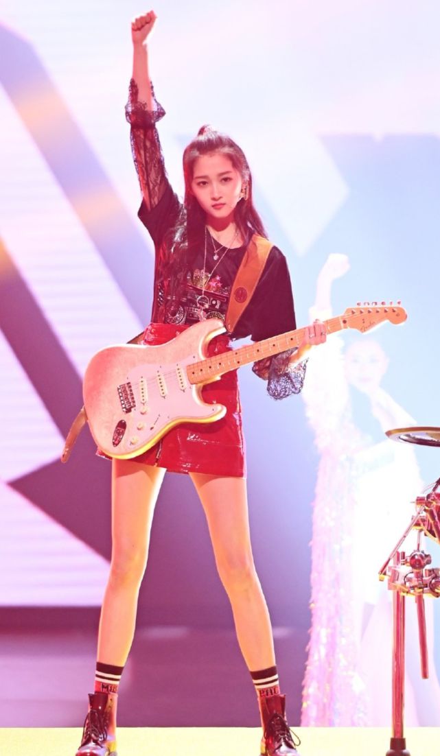 关晓彤穿旗袍上台跳舞把腿伸长的那一刻这腿得买保险了吧