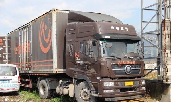 4x2牵引车单轴半挂这台重汽斯太尔快递车为何这样搭配