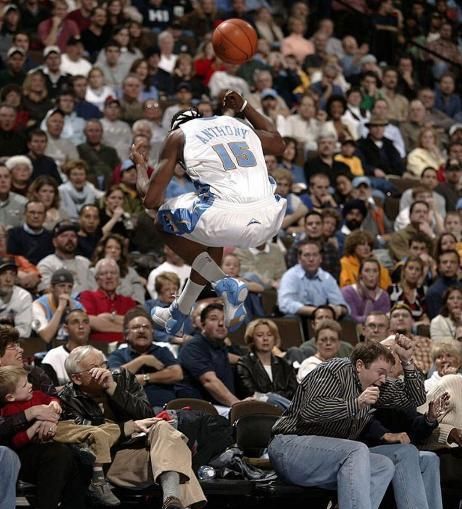 看球员飞出场外救球瞬间罗德曼与地面平行