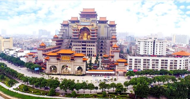 广西有一座很特殊的宫殿,建立在"云彩"上面,花13年才建成