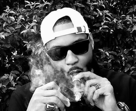 但是要论哪位nba球员抽雪茄最霸气,那么在"社会瓜"面前,乔丹都要退两