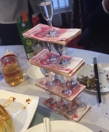 说,当年感谢大家帮助自己,作为利息,今天特意准备了很多2000一份的钱