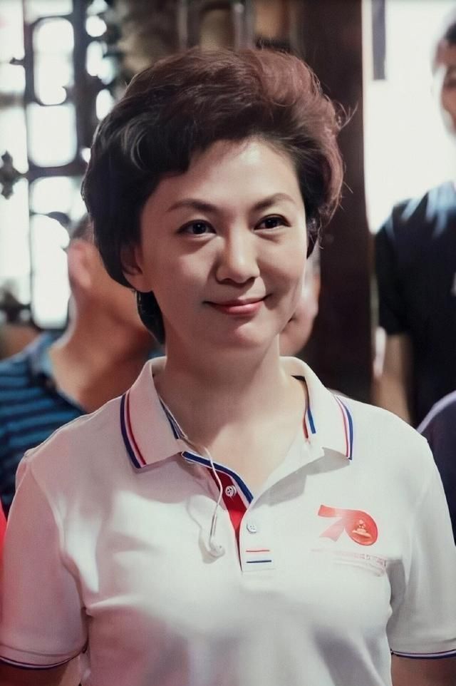 48岁央视主播海霞素颜照曝光,一头利落短发端庄大方气质优雅!