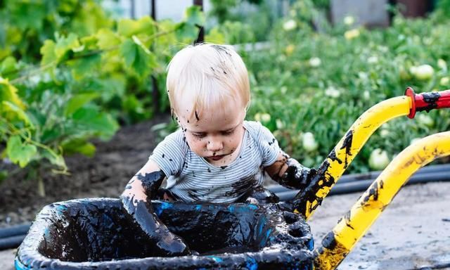 孩子总把自己弄一身脏,并非是邋遢,有可能是"本体觉"失调了