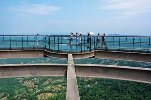 大开眼界玻璃栈道下面没有防护措施如果玻璃碎了怎么办