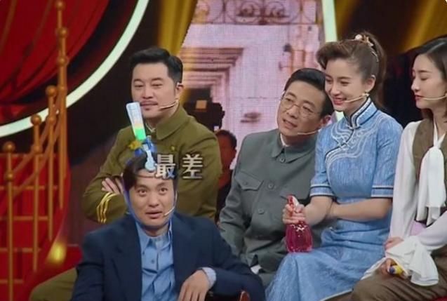 被问到最差的戏,周一围扭头看baby,杨颖在身后很尴尬