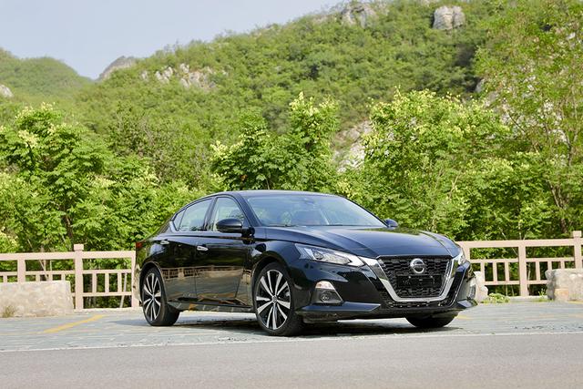 天籁VS君威，价格跌到16万以内的合资B级车，该如何选？