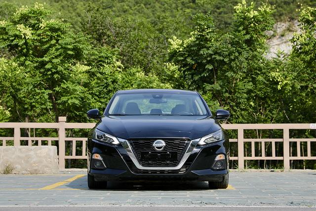 天籁VS君威，价格跌到16万以内的合资B级车，该如何选？