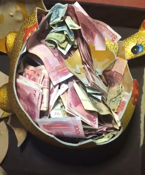 男子一年前给儿子买储蓄罐,妻子拖地不慎打破,接下来好戏上演了|储蓄