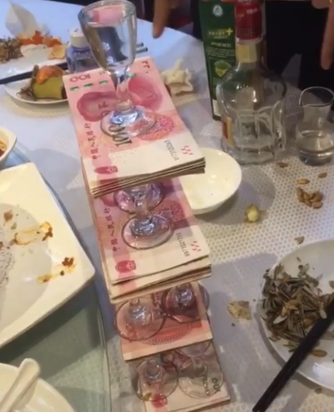 小伙发财后请同学聚餐,喝一杯酒就能拿走2000,同学不淡定了