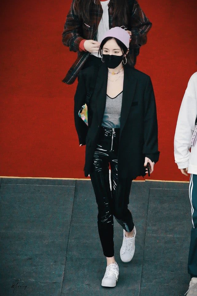 杨幂机场街拍,黑色西服搭配黑色漆面皮裤,名副其实的时尚女王