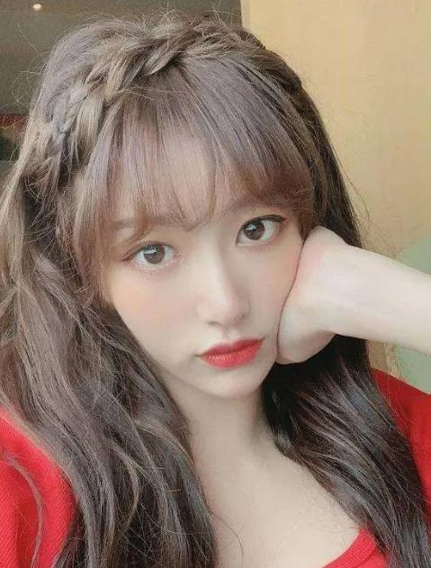 孔雪儿初中照被疯传看到她小时候的鼻子整没整容一目了然