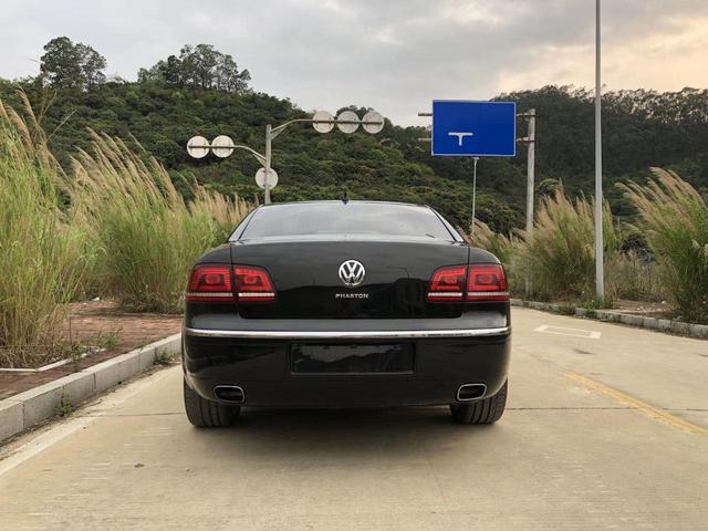 这辆大众辉腾如今仅18万,外观稳重低调,流露的是一种王者气派