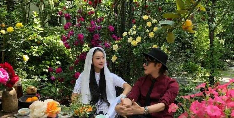 杨丽萍丈夫为何准许她不要孩子!来看看这照片你就明白了